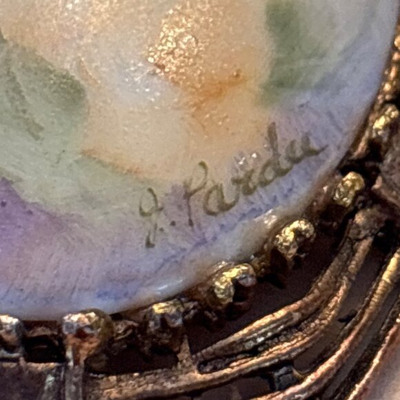 Vintage Hand-Painted Porcelain Floral Brooch – Signed J. Pareda 1930s - Picture 6 of 10